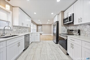 87 Putnam St in Bristol, CT - Building Photo