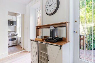 209 1st Ave in New York, NY - Building Photo - Building Photo