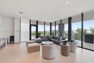 5300 Paseo Blvd in Doral, FL - Building Photo - Building Photo