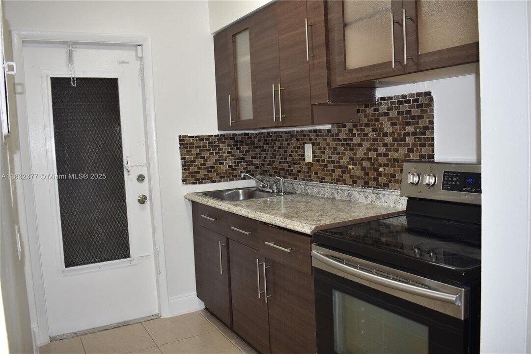 16851 NE 21st Ave in North Miami Beach, FL - Building Photo