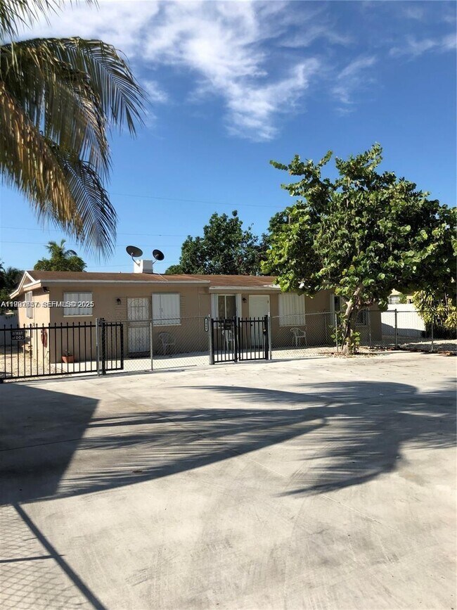 1064 NW 103rd St in Miami, FL - Building Photo - Building Photo