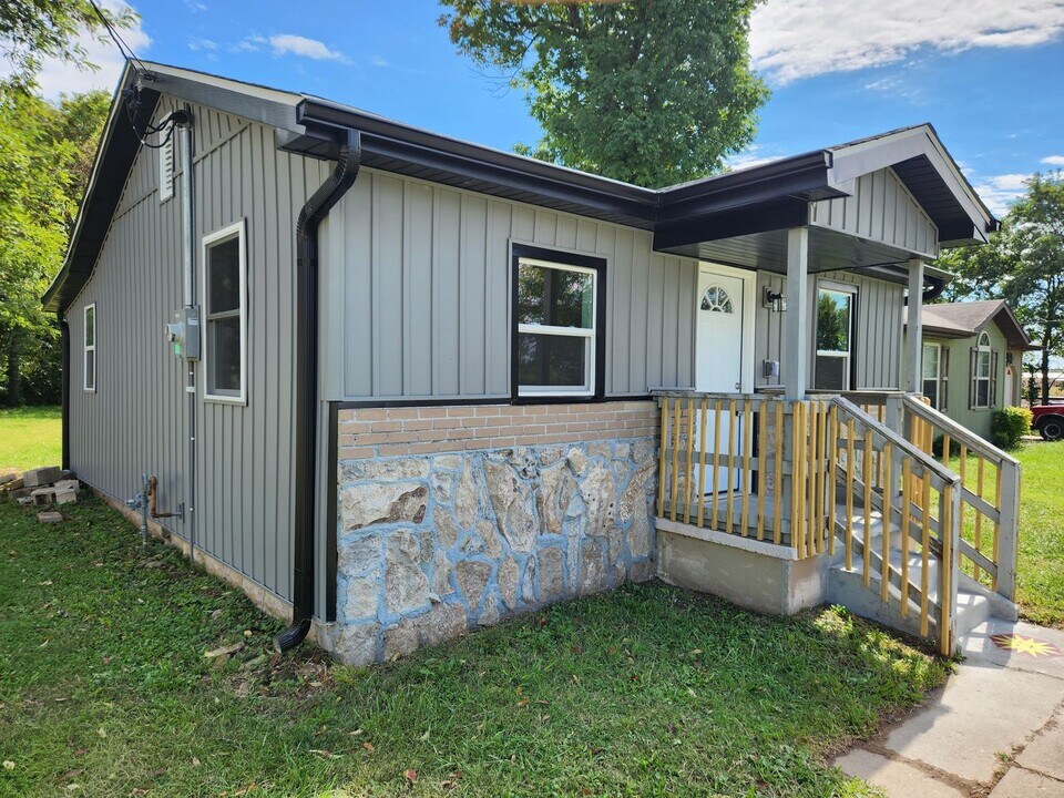 1912 N Rock Island Ave in Springfield, MO - Building Photo