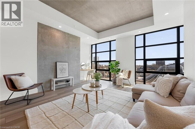 24 Augusta St in Hamilton, ON - Building Photo - Building Photo