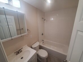 174 Pine St, Unit 27 in Holbrook, MA - Building Photo - Building Photo
