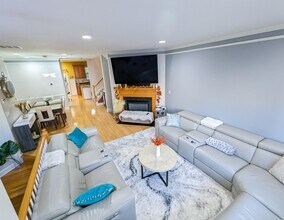 47 Mallard Pl in Secaucus, NJ - Building Photo - Building Photo