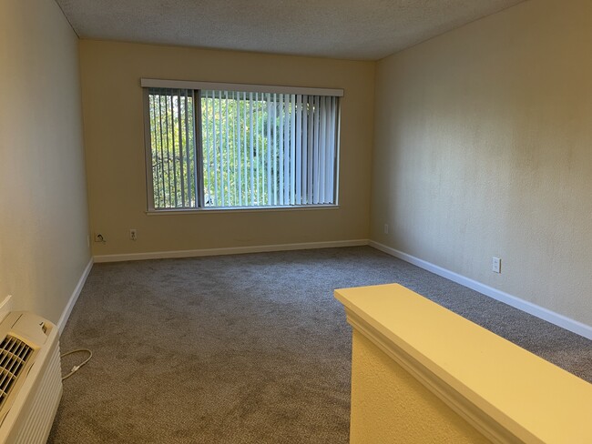 1241 Morse Ave, Unit 2 in Sacramento, CA - Foto de edificio - Building Photo