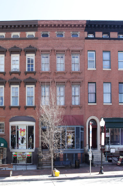 825 N Charles St in Baltimore, MD - Foto de edificio