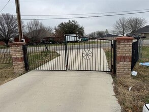 1100 Pierce Rd in Red Oak, TX - Building Photo - Building Photo