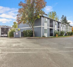 Brentwood Village in Medford, OR - Building Photo - Building Photo