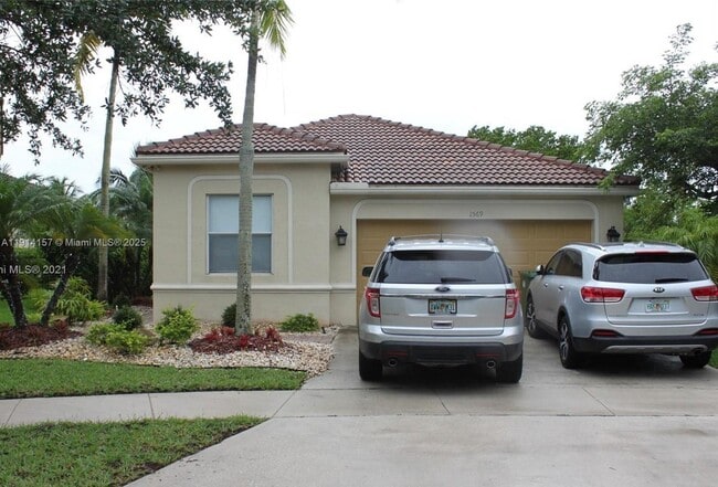 1569 Winterberry Ln in Weston, FL - Building Photo - Building Photo