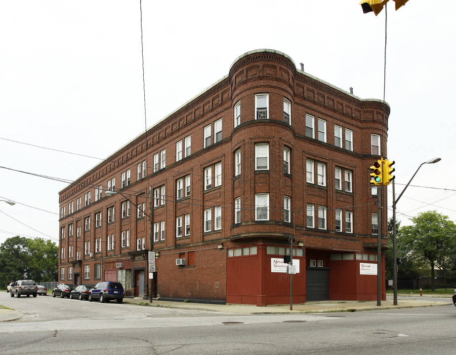 7049 Superior Ave in Cleveland, OH - Foto de edificio