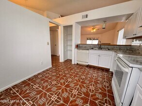 516 Aquatic Dr in Atlantic Beach, FL - Foto de edificio - Building Photo