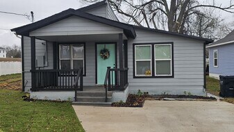 715 Sabine St in Brenham, TX - Building Photo