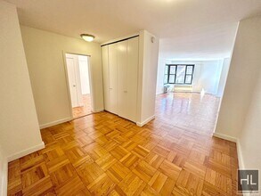 Fourth Avenue, Unit 3E in New York, NY - Building Photo - Building Photo