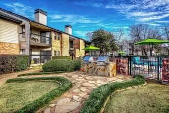 Spring Parc in Dallas, TX - Building Photo - Building Photo