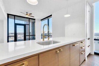70 Rainey St in Austin, TX - Building Photo - Building Photo