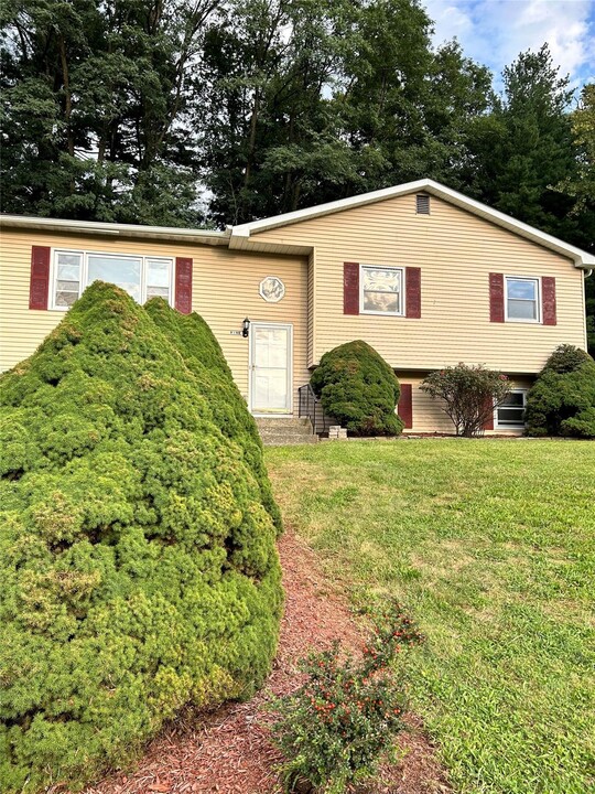 9 Mayfield St in Valley Cottage, NY - Building Photo