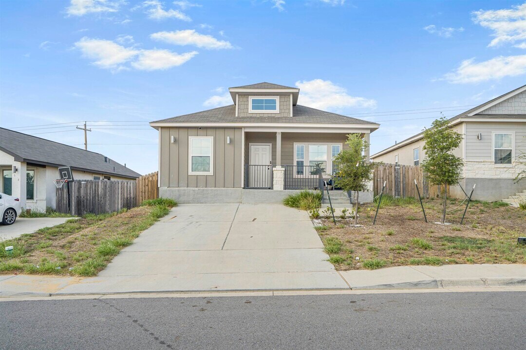 1616 Tesis Drive in Laredo, TX - Building Photo