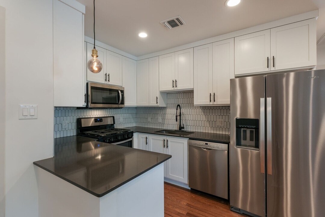226 E Huisache Ave in San Antonio, TX - Building Photo