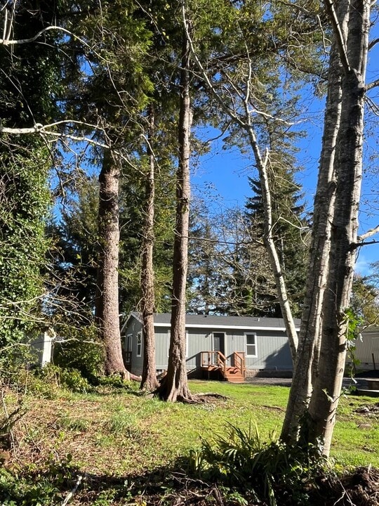 63561 S Olive Rd in Coos Bay, OR - Building Photo