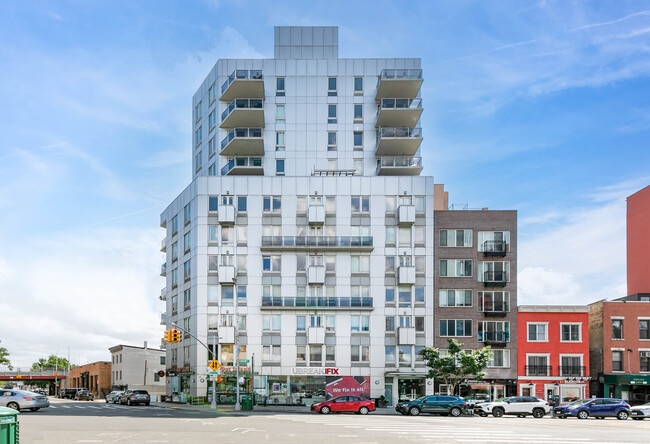 1050 Jackson Ave in Long Island City, NY - Building Photo - Primary Photo