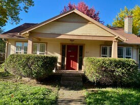 327 Maple Street in Medford, OR - Building Photo