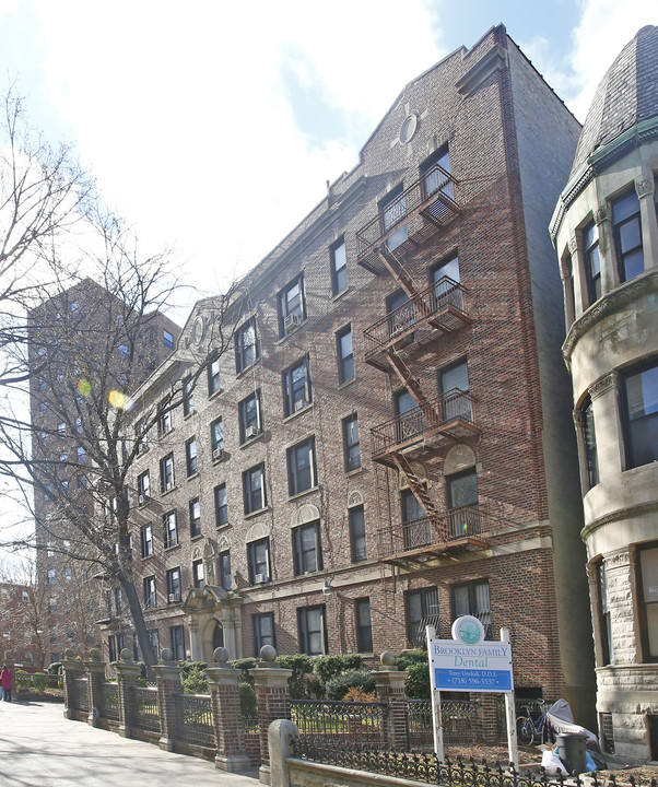 196 Clinton Ave in Brooklyn, NY - Foto de edificio