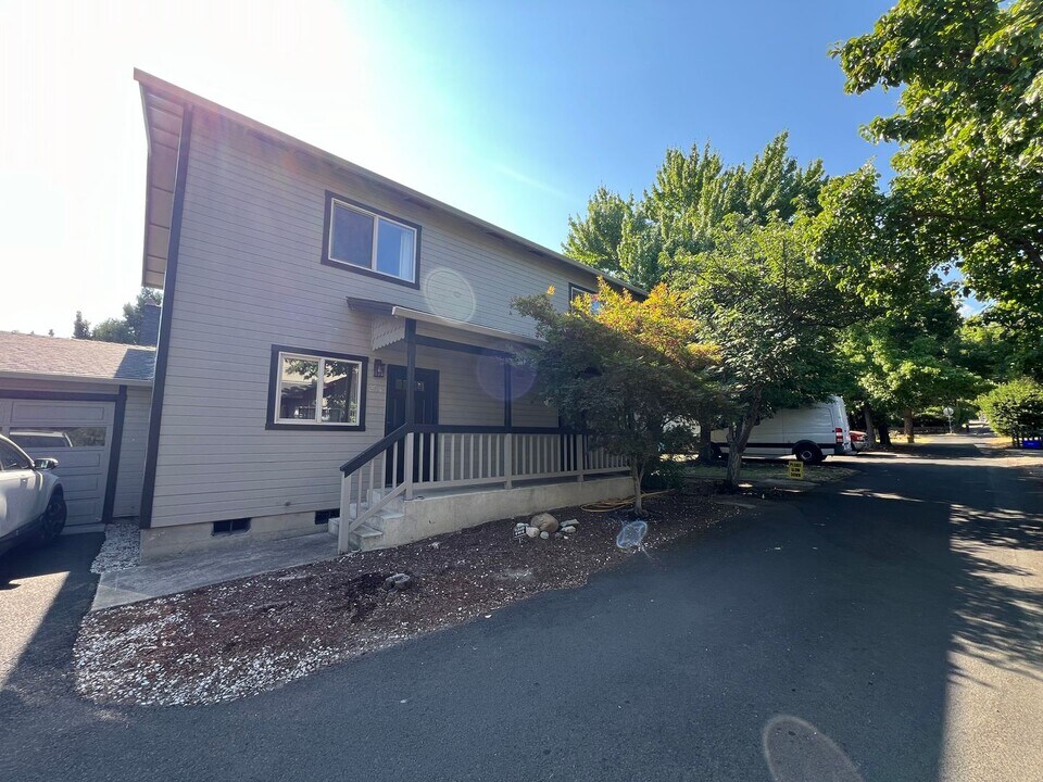 254 Van Ness Ave in Ashland, OR - Building Photo