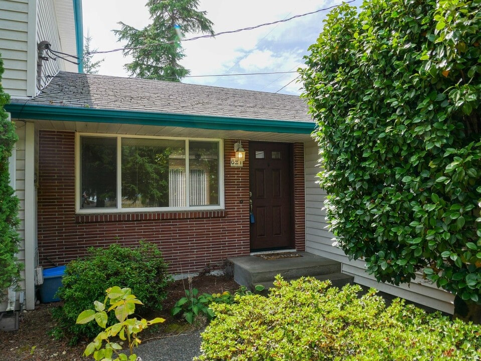 621 NE 155th St in Shoreline, WA - Building Photo