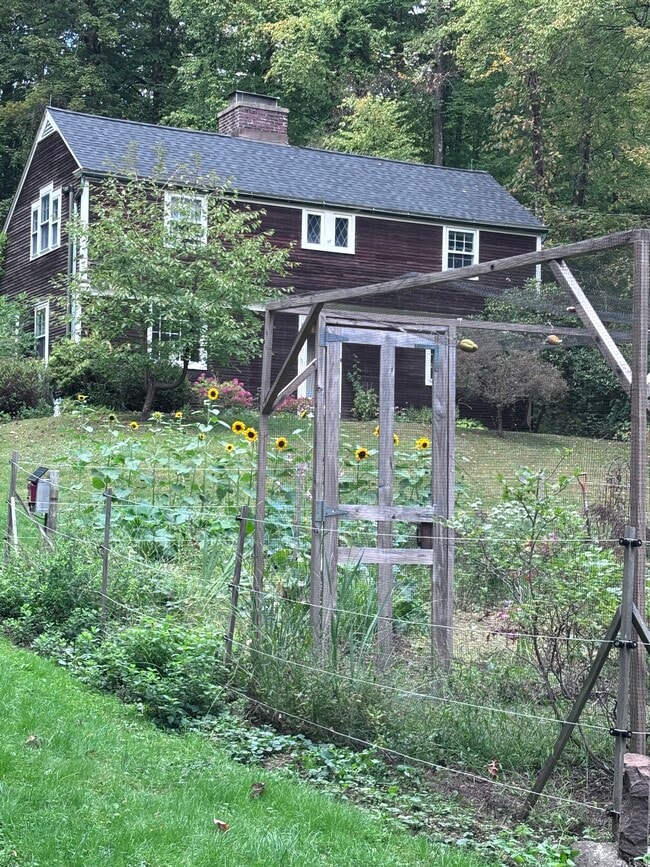 19 Duncaster Ln in Bloomfield, CT - Building Photo - Building Photo