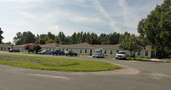 Burnt Ordinary Village in Toano, VA - Foto de edificio - Building Photo