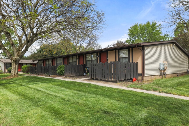 Pinewood Apartments in Kent, OH - Foto de edificio - Building Photo