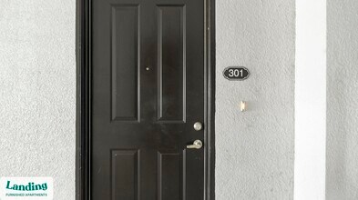 4985 Eastwood Greens St, Unit 15-304 in Ft. Myers, FL - Foto de edificio - Building Photo