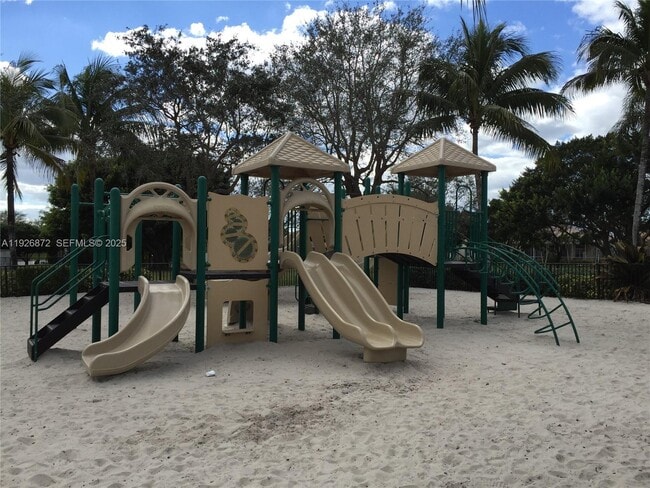 815 Vista Meadows Dr in Weston, FL - Building Photo - Building Photo