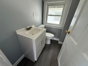 410 Court St, Unit 1 in Plymouth, MA - Foto de edificio - Building Photo