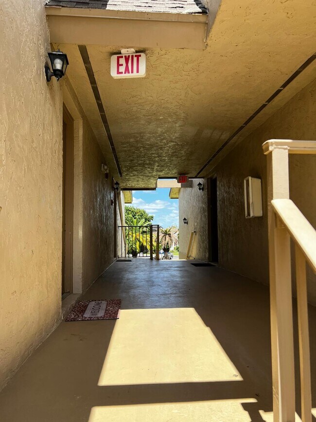 1790 Abbey Rd in West Palm Beach, FL - Building Photo - Building Photo