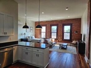 9 S Main St, Unit 9 A in Jeffersonville, OH - Building Photo - Building Photo