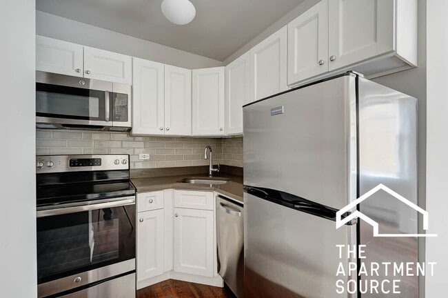 property at 817 W Lakeside Pl