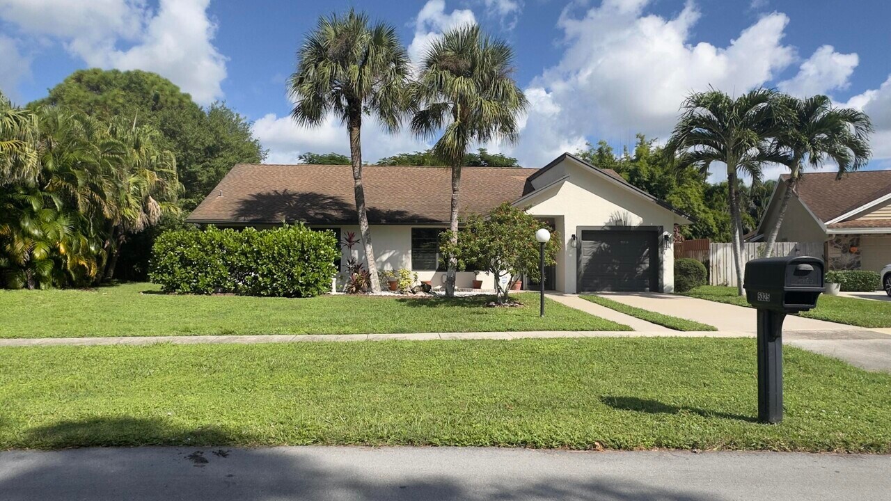 5325 Havasu Ct in Greenacres, FL - Building Photo