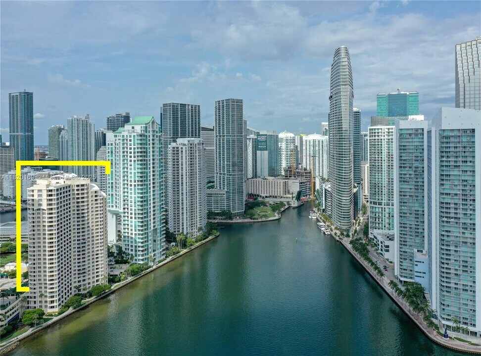 888 Brickell Key Dr in Miami, FL - Building Photo