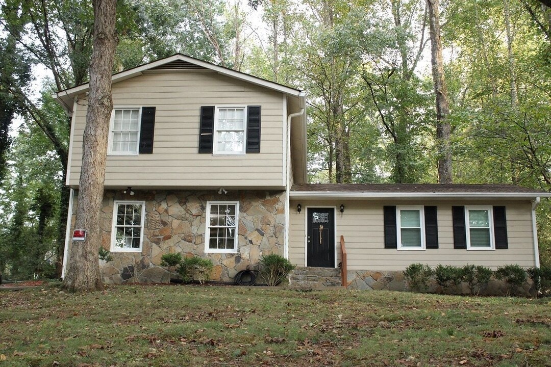 888 Chartley Dr SW in Lilburn, GA - Foto de edificio