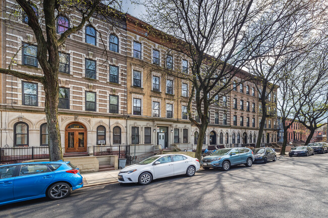 246 Madison St in Brooklyn, NY - Foto de edificio - Building Photo