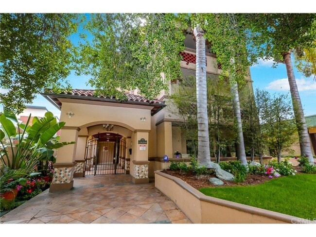 property at 156 S Oak Knoll Ave