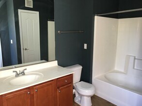 932 Southmoor Dr, Unit 208 in Virginia Beach, VA - Building Photo - Building Photo