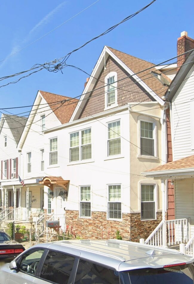 5217 Liberty Ave, Unit 2nd floor in North Bergen, NJ - Building Photo - Building Photo