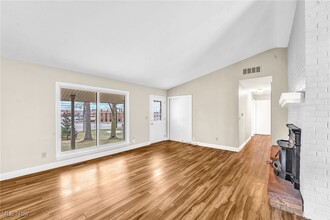 9195 Glenwood Trail in Brecksville, OH - Foto de edificio - Building Photo