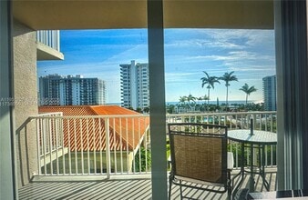 3020 NE 32nd Ave in Fort Lauderdale, FL - Foto de edificio - Building Photo