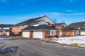 Riverpark Meadows Apartments in Pewaukee, WI - Foto de edificio - Building Photo