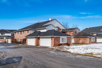 Riverpark Meadows Apartments in Pewaukee, WI - Building Photo - Building Photo