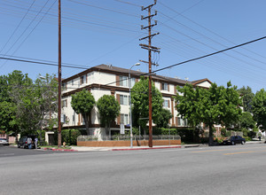 Woodley Apartments in Van Nuys, CA - Foto de edificio - Building Photo